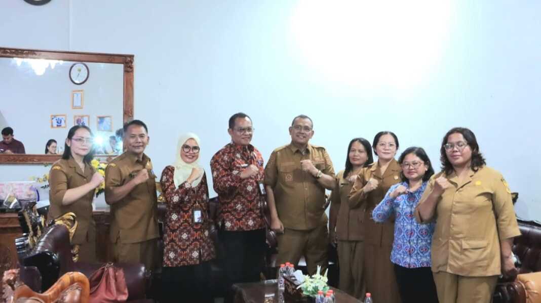 FOTO BERSAMA: Bupati Dairi Vickner Sinaga, foto bersama tim BKKBN Provsu saat kunjungan ke Pemkab Dairi. SUMUT POS/istimewa.