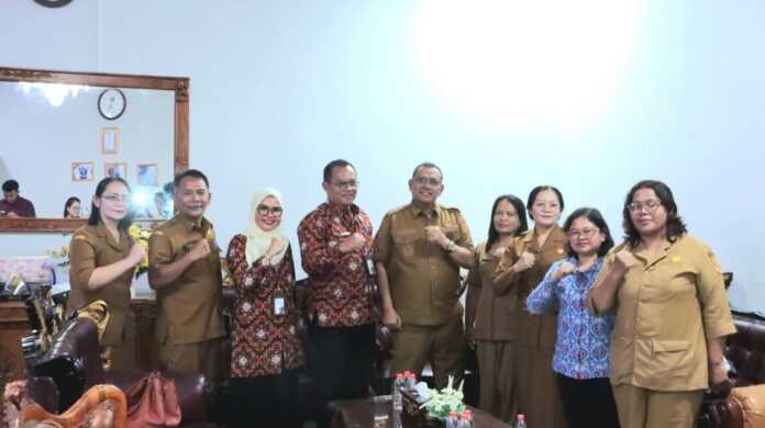 FOTO BERSAMA: Bupati Dairi Vickner Sinaga, foto bersama tim BKKBN Provsu saat kunjungan ke Pemkab Dairi. SUMUT POS/istimewa.