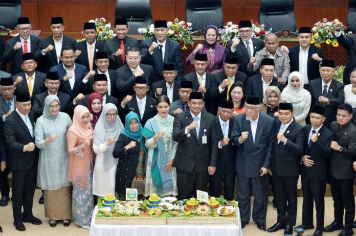 FOTO BERSAMA: Gubsu Bobby Nasution dan Wakil Gubernur Sumut Surya, Wakil Ketua DPRD Sumut Sutarto, para bupati dan wali kota se-Sumatera Utara, serta lainnya, foto bersama usai Rapat Paripurna Istimewa Hari Jadi ke-78 Provinsi Sumut di Gedung DPRD Sumut, Jalan Imam Bonjol, Medan, Rabu (15/4/2026).