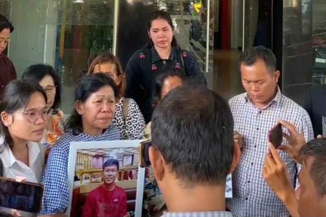KONFERENSI PERS: Pihak keluarga korban kebakaran di rumah kontrakan, Jalan Sudirman, Kelurahan Labuhanbilik, Kecamatan Panai Tengah, Kabupaten Labuhanbatu saat menggelar konferensi pers di Mapolda Sumut, Rabu (15/4). Istimewa/Sumut Pos