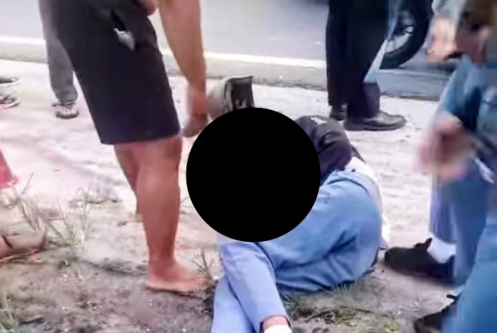 RINGSEK: Kondisi sepeda motor ringsek usai tabrakan di Jalinsum Medan-Kisaran Kilometer 106–107 tepatnya di Dusun III Desa Sukaraja, Kecamatan Airputih, Batubara, Rabu (15/4)//Foto.Liberti H Haloho.