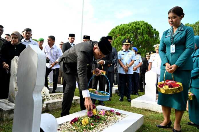 ZIARAH: Gubsu Muhammad Bobby Afif Nasution didampingi Ketua TP PKK Kahiyang Ayu Bobby Nasution, menabur bunga di Taman Makam Pahlawan (TMP) Bukit Barisan, Jalan Sisingamangaraja Medan, Rabu (15/4/2026).