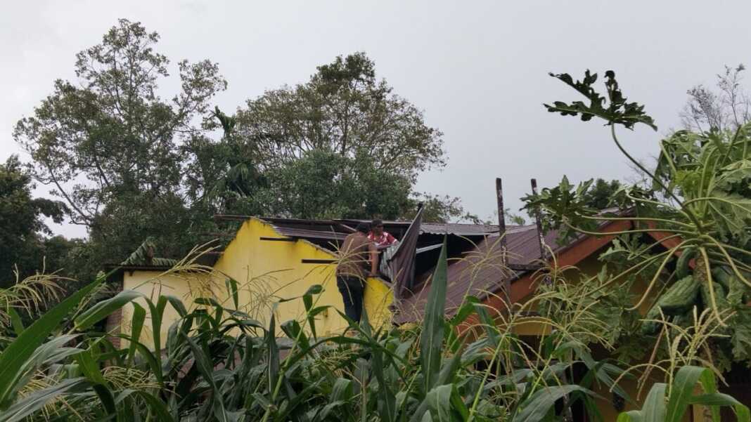 RUSAK: Belasan rumah warga di Desa Lae Parira dan Buluduri, Kecamatan Lae Parira, Dairi, rusak berat akibat diterjang angin puting beliung, Rabu (15/4). (istimewa).
