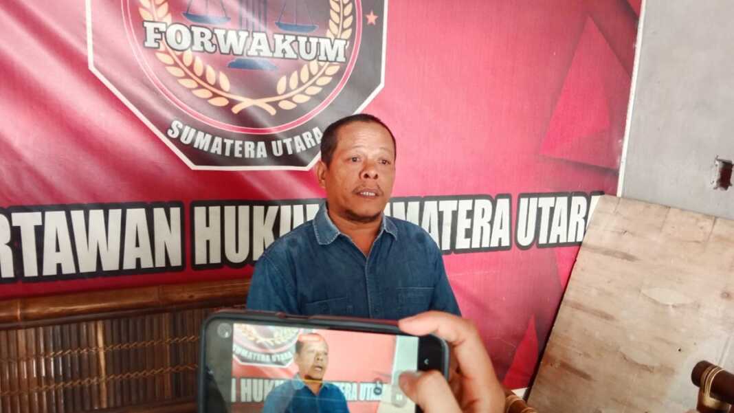 WAWANCARA: Saut Simamora ayah dari Reza Valentino Simamora yang meninggal di Korsel, saat diwawancarai di Markas Forwakum Sumu, Kamis (16/4/2026) sore.