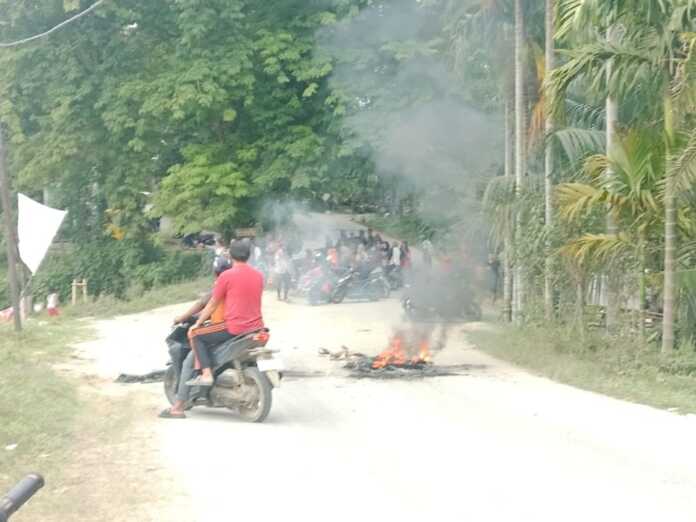 BAKAR BAN: Aksi bakar ban sebagai blokade jalan dengan tuntutan menutup aktivitas galian C diduga ilegal.(Istimewa/Sumut Pos)