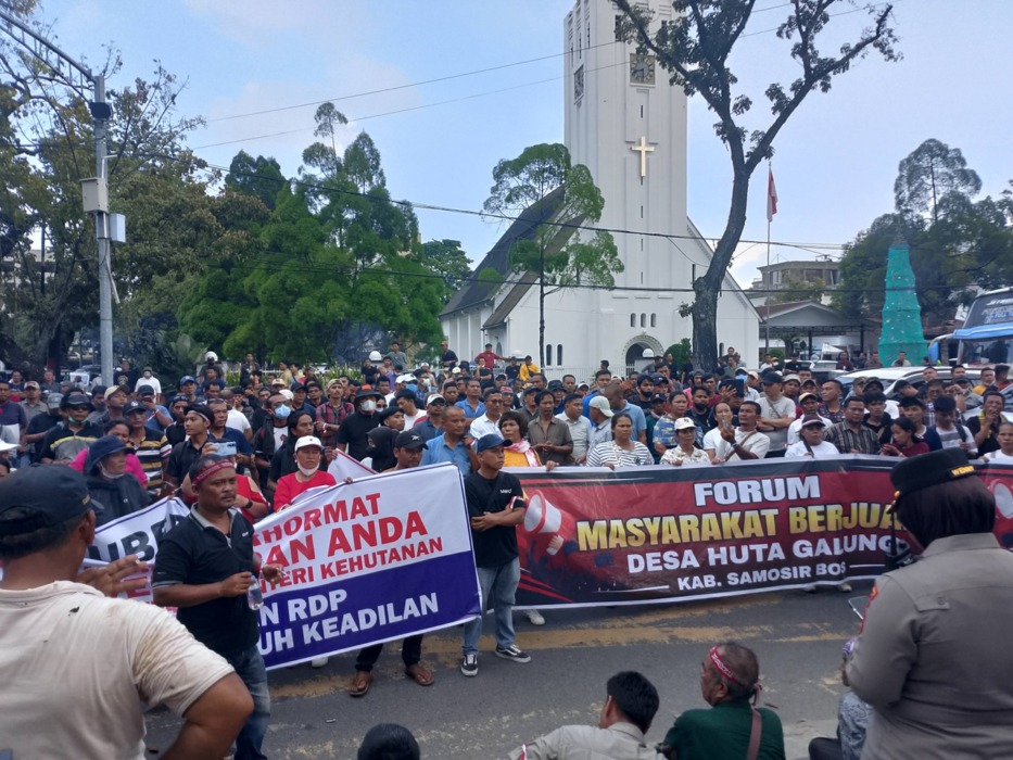 DEMO: Ratusan massa yang tergabung dalam Forum Masyarakat Berjuang menggelar aksi damai di depan Kantor Gubernur Sumatera Utara, Jalan Diponegoro, Medan, Kamis (16/4/2026). (Foto : Ihsan Syahreza)