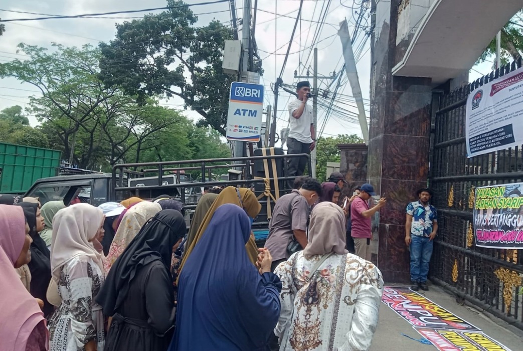 UNJUK RASA: Puluhan massa menggelar unjukrasa di Kantor Kejati Sumut, menuntut pembebasan tiga terdakwa korupsi Dana BOS MAS Sunggal, Kamis (16/4/2026).