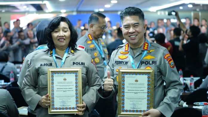 PENGHARGAAN: Kabid Humas Polda Sumut Kombes Pol Dr Ferry Walintukan (kanan) saat menerima penghargaan dari Divisi Humas Mabes Polri. Istimewa/Sumut Pos PENGHARGAAN: Kabid Humas Polda Sumut Kombes Pol Dr Ferry Walintukan (kanan) saat menerima penghargaan dari Divisi Humas Mabes Polri. Istimewa/Sumut Pos