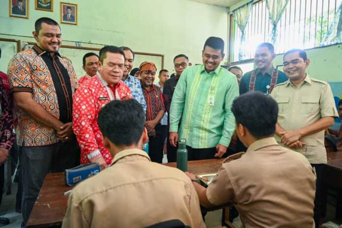 TINJAU: Gubernur Sumatera Utara (Gubsu) Muhammad Bobby Afif Nasution meninjau SMA Negeri 5 Pematangsiantar, Kecamatan Martoba, Kota Pematangsiantar, Kamis (16/4/2026). Peninjauan Gubernur Sumut ini terkait mencari solusi atas sengketa lahan antara Pihak Sekolah dan Pemilik Lahan Sekolah.
