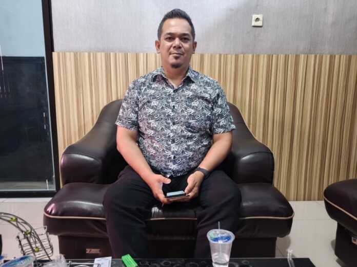DITEMUI: Kepala Dinas Kominfo kota Tebingtinggi Ghazali Rahman ketika ditemui di ruang kerja Kantor Dinas Kominfo Kota Tebingtinggi, Kamis (16/4). (Azan purba /Sumut pos)