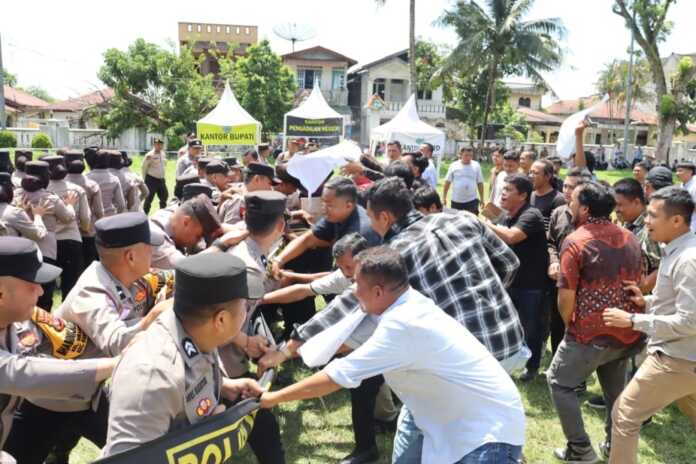 SIMUALASI: Polres Labuhanbatu saat menggelar Simulasi Sispamkota di Lapangan Ikabina, Jalan MH Thamrin Rantauprapat, Kabupaten Labuhanbatu,  Kamis (16/4). (fajar/ Sumut Pos)