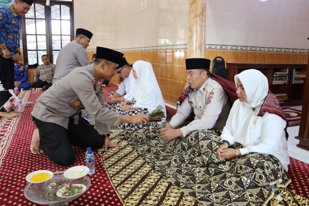 TEPUNG TAWAR: Kapolres Labuhanbatu menepungtawari Calhaj Personel Polres Labuhanbatu, Kamis (16/4)// (fajar)