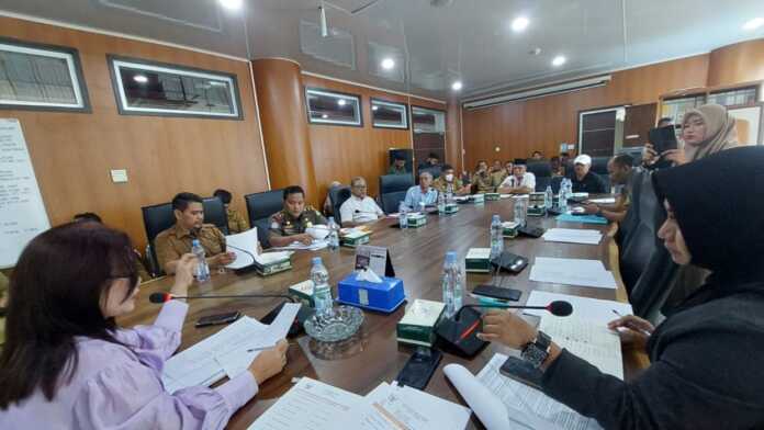 Desak RS Pirngadi EVALUASI: Rapat evaluasi Komisi II DPRD Kota Medan bersama jajaran RS Pirngadi di gedung DPRD Medan, Selasa (15/4/2026).