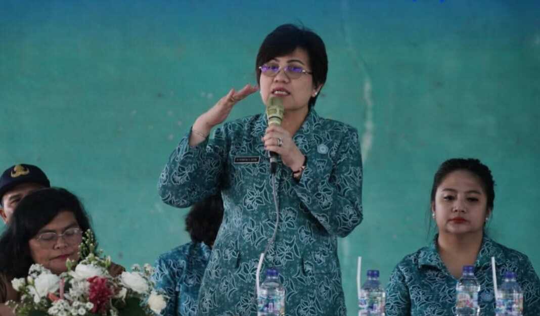 BIMBINGAN: Ketua  TP PKK Kabupaten Karo, Roswhita Antonius Ginting memberikan bimbingan.