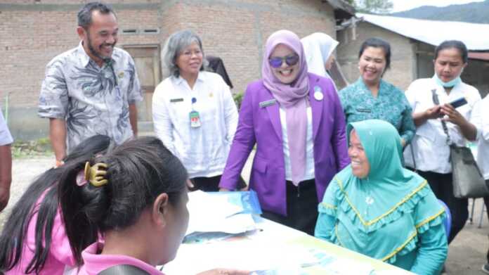 16-4-KUPING-Tim Pembina Posyandu POSYANDU: Wakil Ketua Tim Pembina Posyandu Kabupaten Dairi Sri Dewi Manik didampingi Camat Silima Pungga-Pungga Edwin Nababan saat berdialog dengan warga di Posyandu Desa Bongkaras, Rabu (15/4).(istimewa).