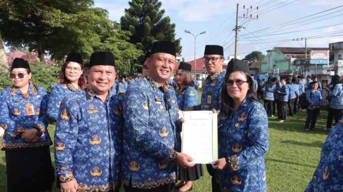 Berstatus BLUD SERAHKAN SK: Wakil Bupati Dairi Wahyu Daniel Sagala menyerahkan SK kepada salah seorang Kepala Puskesmas terkait penerapan 18 Puskesmas menjadi BLUD, Jumat (17/4).(istimewa).