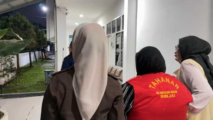 DIGIRING: Tersangka Rumandawati saat digiring untuk ditahan di Lapas Binjai. (Istimewa/Sumut Pos) DIGIRING: Tersangka Rumandawati saat digiring untuk ditahan di Lapas Binjai. (Istimewa/Sumut Pos)