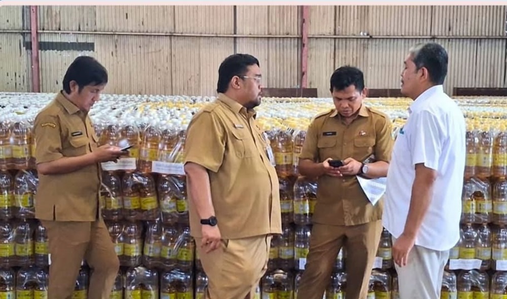 MONITORING: Tim monitoring Disperindag dan ESDM Sumut yang dipimpin Kabid PPDN-TN Charles T.H. Situmorang saat melakukan tinjauan lapangan ke sejumlah distributor Minyakita, baru-baru ini.
