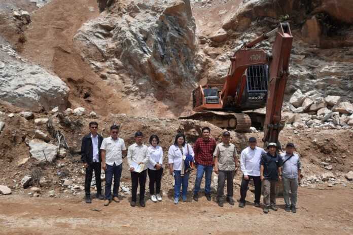 USAI PENINJAUAN: Tim Cabang Dinas Wilayah III Pematangsiantar bersama sejumlah instansi terkait usai melakukan peninjauan lapangan pertambangan batuan oleh PT Marudut Tua Jaya di Kabupaten Toba, Jumat (17/4/2026). USAI PENINJAUAN: Tim Cabang Dinas Wilayah III Pematangsiantar bersama sejumlah instansi terkait usai melakukan peninjauan lapangan pertambangan batuan oleh PT Marudut Tua Jaya di Kabupaten Toba, Jumat (17/4/2026).