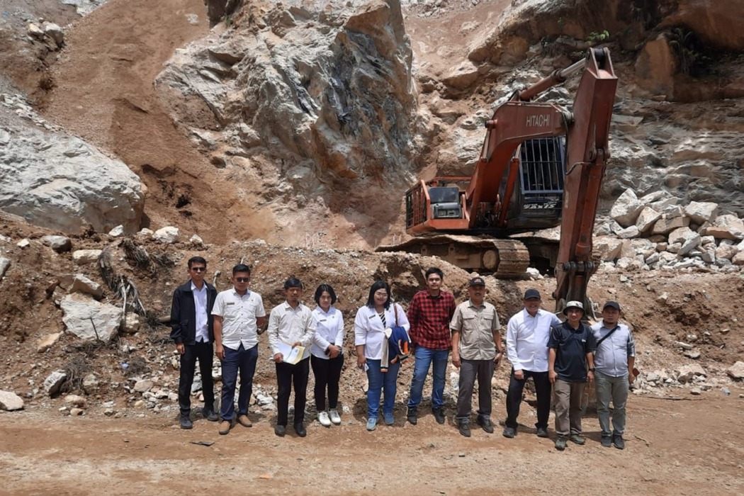 USAI PENINJAUAN: Tim Cabang Dinas Wilayah III Pematangsiantar bersama sejumlah instansi terkait usai melakukan peninjauan lapangan pertambangan batuan oleh PT Marudut Tua Jaya di Kabupaten Toba, Jumat (17/4/2026).
