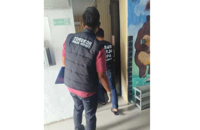 Tim Tipikor Polda Sumut Periksa Kantor Kominfo Tebing Tinggi GELEDAH: Suasana Kantor Dinas Kominfo Kota Tebingtinggi saat tim Krimsus Polda Sumut melakukan penggeledahan, Kamis (16/4) Azan purba/sumut pos