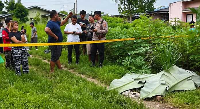 GARIS POLISI: Lokasi penemuan jenazah pria ODGJ diberi garis polisi. GARIS POLISI: Lokasi penemuan jenazah pria ODGJ diberi garis polisi.