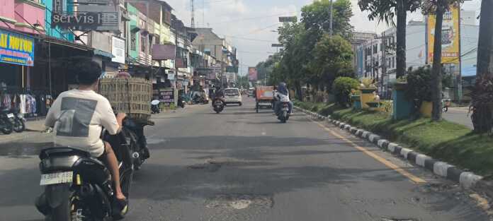 Proyek Tambal Sulam BERLUBANG: Jalan berlubang dari proyek tambal sulam di Jalan Tengku Amir Hamzah Binjai yang tak kunjung diaspal usai dilakukan potong dan tidak diberi rambu penanda.(Teddy Akbari/Sumut Pos)