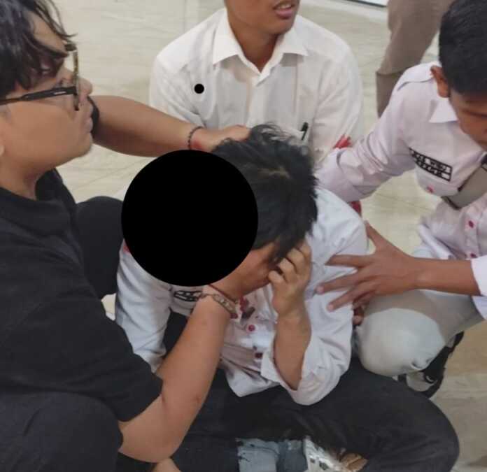 LUKA: Seorang mahasiswa dari Kesatuan Aksi Mahasiswa Muslim Indonesia (KA KAMMI) mengalami luka akibat terlibat kericuhan di Kantor Gubernur Sumut, Minggu (19/4/2026). LUKA: Seorang mahasiswa dari Kesatuan Aksi Mahasiswa Muslim Indonesia (KA KAMMI) mengalami luka akibat terlibat kericuhan di Kantor Gubernur Sumut, Minggu (19/4/2026).