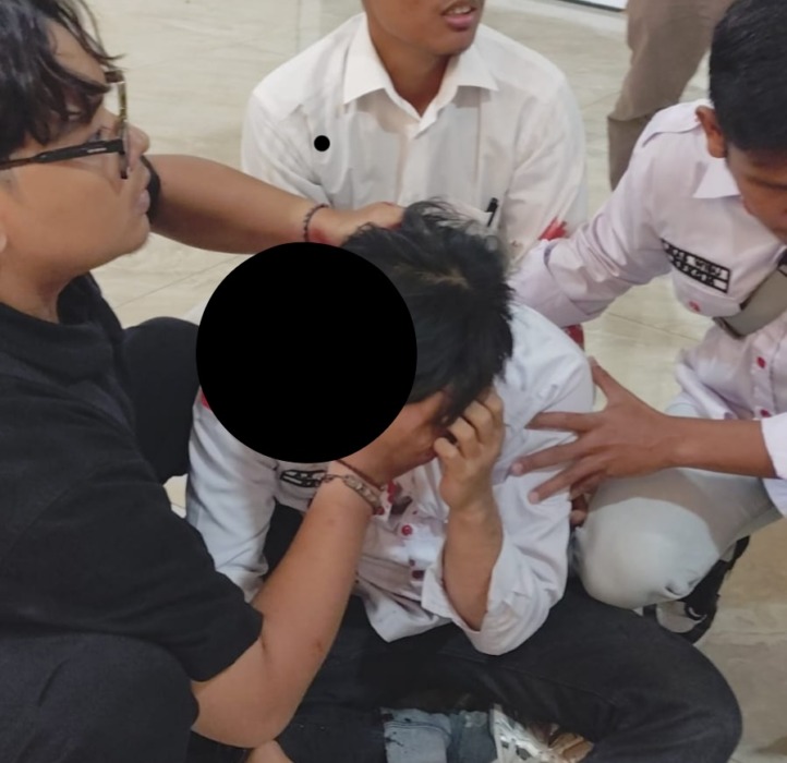 LUKA: Seorang mahasiswa dari Kesatuan Aksi Mahasiswa Muslim Indonesia (KA KAMMI) mengalami luka akibat terlibat kericuhan di Kantor Gubernur Sumut, Minggu (19/4/2026).