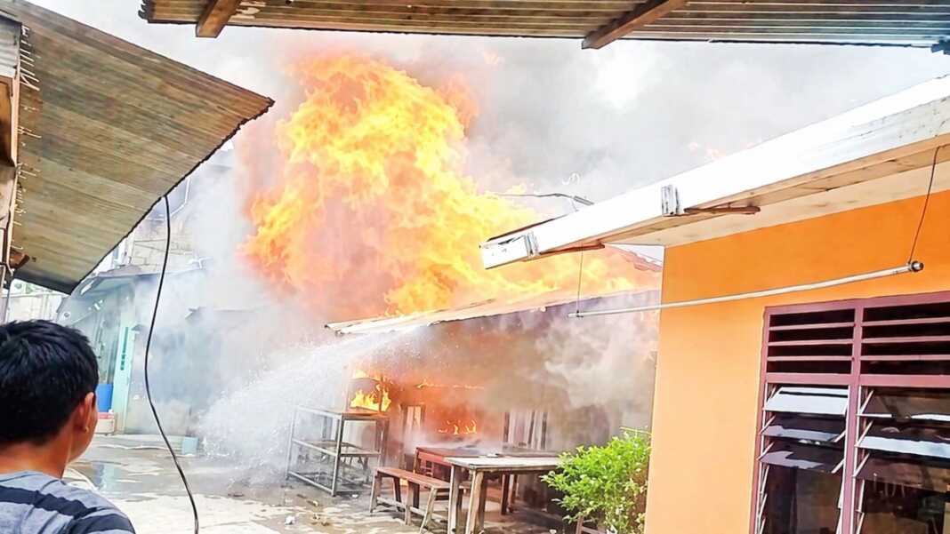 TERBAKAR: Rumah warga di Jalan Starban, Medan Polonia terbakar, Minggu (19/4). Ist