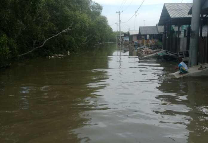 JALAN TERGENANG: Banjir rob saat genangi jalan dusun I,II Deda Bagankuala Kecamatan Tanjungberingin, Sabtu (18/4)///( Fad )