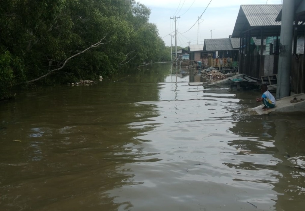 JALAN TERGENANG: Banjir rob saat genangi jalan dusun I,II Deda Bagankuala Kecamatan Tanjungberingin, Sabtu (18/4)///( Fad )