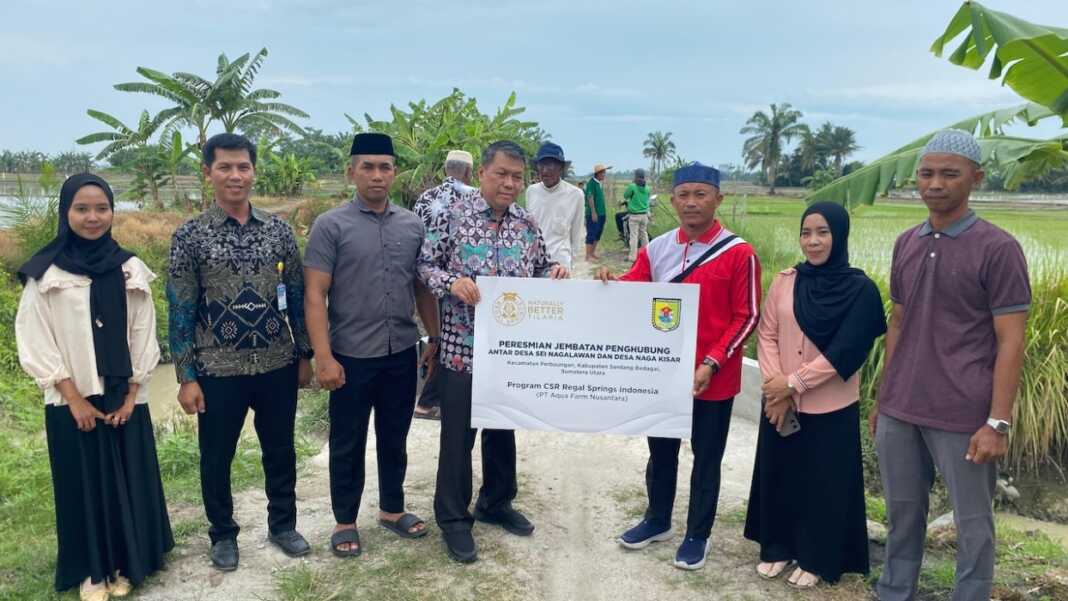 PERESMIAN JEMBATAN: Peresmian jembatan penghubung Sei Nagalawan–Desa Nagakisar dari CSR RSI, Jumat (17/4). ( Fad/ Sumut Pos)