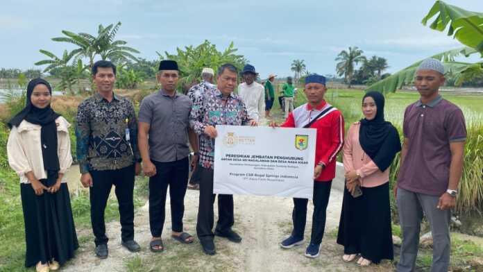 PERESMIAN JEMBATAN: Peresmian jembatan penghubung Sei Nagalawan–Desa Nagakisar dari CSR RSI, Jumat (17/4). ( Fad/ Sumut Pos)