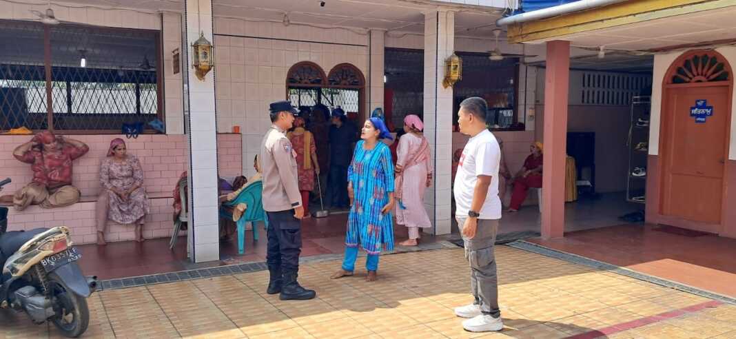 PENGAMANAN: Personel Polres Tebingtinggi saat melakukan pengamanan dan pemantauan kegiatan ibadah peringatan kelahiran Guru Angad Dev Ji di Rumah Ibadah Sikh Gurdwara Shree Guru Granth Sahib, Jalan Imam Bonjol, Kota Tebingtinggi, Minggu (19/4).(Azan purba /sumut pos).