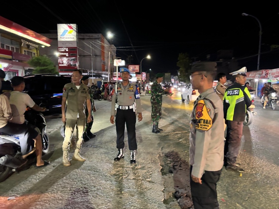 PATROLI: Polres Labuhanbatu bersama TNI dan Satpol PP melaksanakan Patroli Gabungan 3 Pilar, Sabtu (18/4) malam. (fajar/ Sumut Pos)