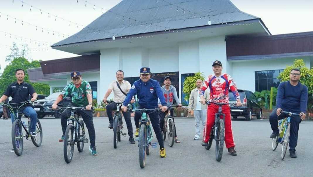 SEPEDA: Bupati Karo bersepeda ke kantor dalam program car free day