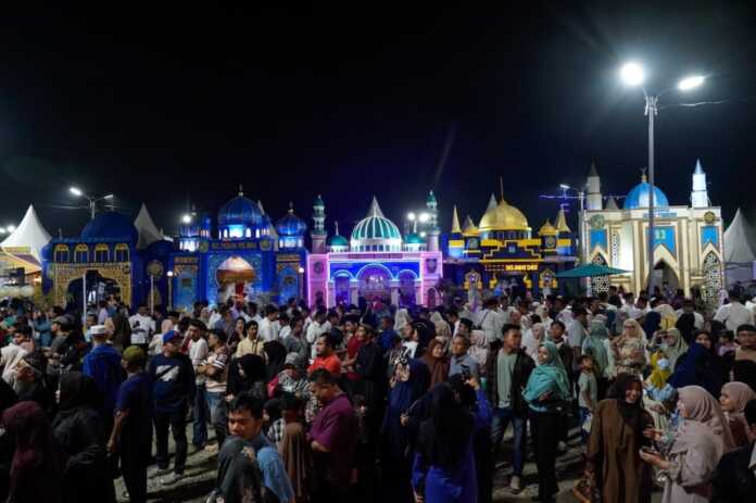 RAMAI: Masyarakat ramai melihat acara penutupan MTQ Ke-59 Kota Medan. Dalam kegiatan ini, Medan Selayang keluar sebagai juara umum. RAMAI: Masyarakat ramai melihat acara penutupan MTQ Ke-59 Kota Medan. Dalam kegiatan ini, Medan Selayang keluar sebagai juara umum.