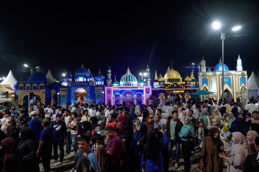 RAMAI: Masyarakat ramai melihat acara penutupan MTQ Ke-59 Kota Medan. Dalam kegiatan ini, Medan Selayang keluar sebagai juara umum.