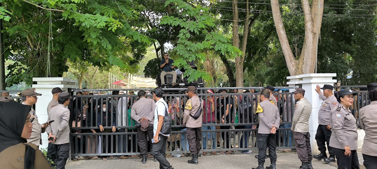 Bantuan Banjir Diduga Tak Merata, Ratusan Warga Langkat Mengamuk, Robohkan Gerbang Kantor Bupati