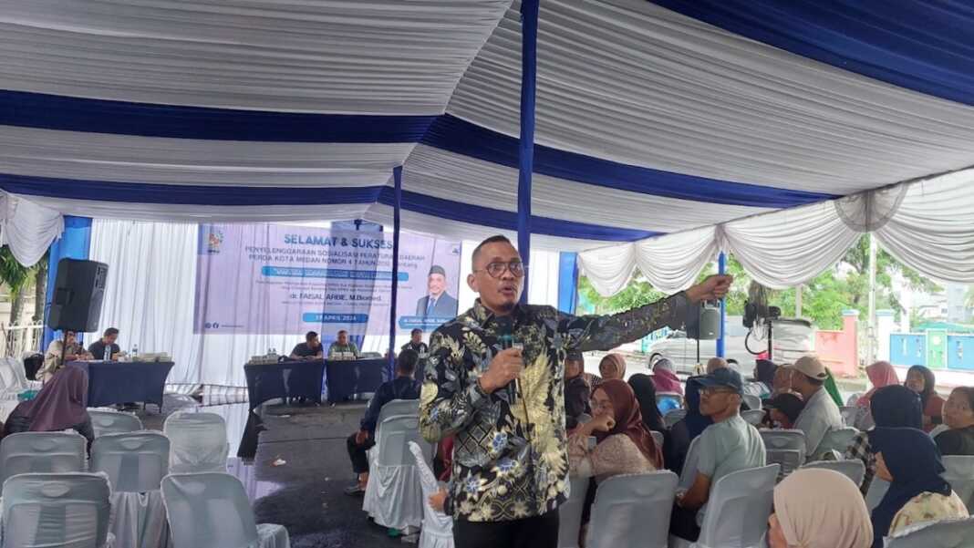 SOSIALISASI: Faisal Arbie saat menggelar Sosialisasi Peraturan Daerah (Perda) Kota Medan Nomor 4 Tahun 2012 tentang Sistem Kesehatan Kota Medan di Jalan Thamrin, Kelurahan Pandau Hilir, Kecamatan Medan Medan Perjuangan, Minggu (19/4/2026) sore.