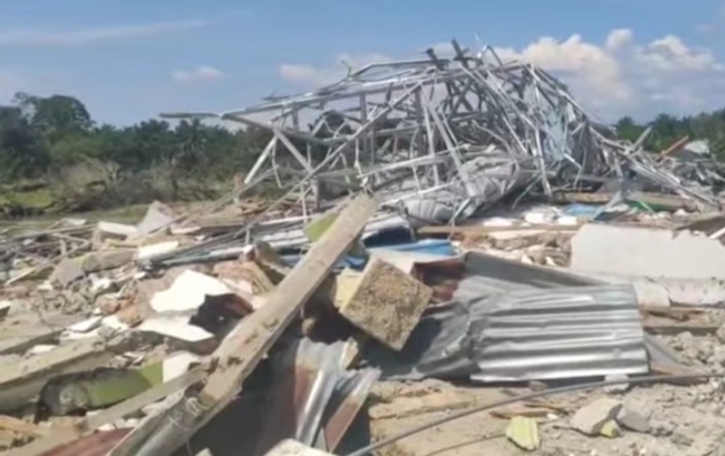 MASJID DIBONGKAR: Masjid Ar Rahman, milik Kelompok Tani Padang Halaban telah rata dengan tanah. (Ist)