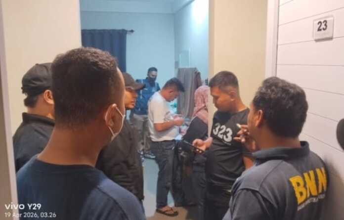 BNNK Tebing Tinggi Gencar Razia PEMERIKSAAN: Petugas BNNK Tebingtinggi bersama unsur masyarakat saat melakukan pemeriksaan terhadap sejumlah pengunjung di salah satu kamar penginapan dalam razia dini hari, Minggu (19/4) Azan purba/sumutpos