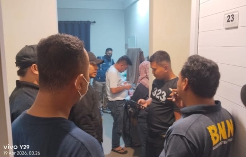 PEMERIKSAAN: Petugas BNNK Tebingtinggi bersama unsur masyarakat saat melakukan pemeriksaan terhadap sejumlah pengunjung di salah satu kamar penginapan dalam razia dini hari, Minggu (19/4) Azan purba/sumutpos