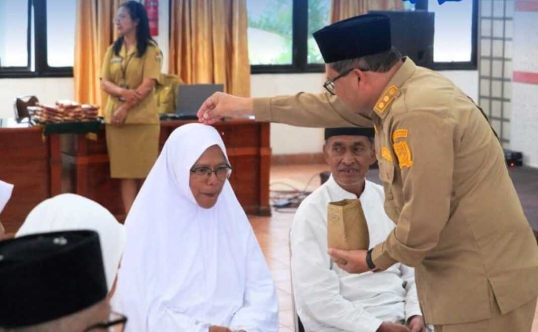 BERAS: Wakil Bupati Karo njunjungken beras piher ke jemaah haji asal Kabupaten Karo
