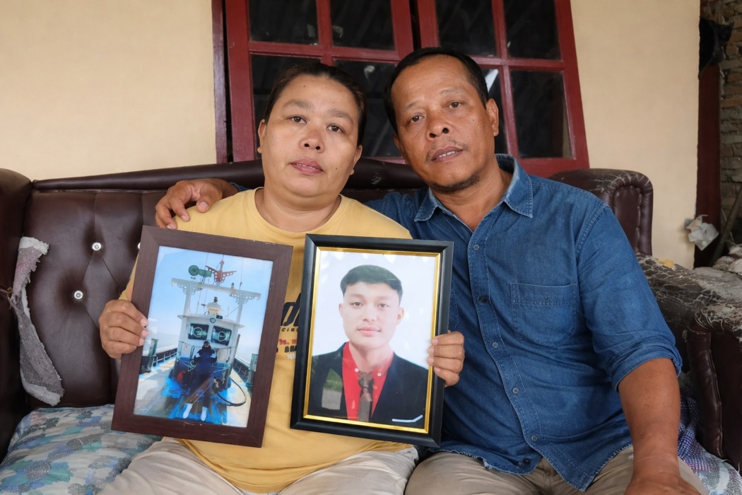 TUNJUKKAN FOTO: Orangtua almarhum Reza Valentino Simamora, PMI asal Medan yang tewas di Korsel, menunjukkan foto korban. Mereka menagih barang pribadi anaknya yang hilang, Selasa (21/4).