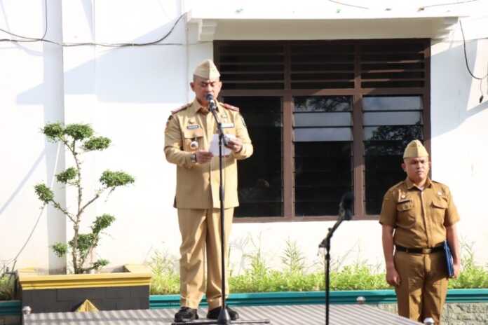 APEL: Sekda Binjai, Chairin Simanjuntak saat memimpin apel gabungan di balai kota. (Diskominfo Binjai/Sumut Pos)