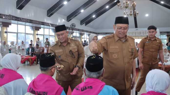 TEPUNG TAWAR: Bupati Dairi Vickner Sinaga dan Wabup Wahyu Daniel Sagala tepung tawar 17 calon Haji asal Kabupaten Dairi, Senin (20/4).(istimewa).