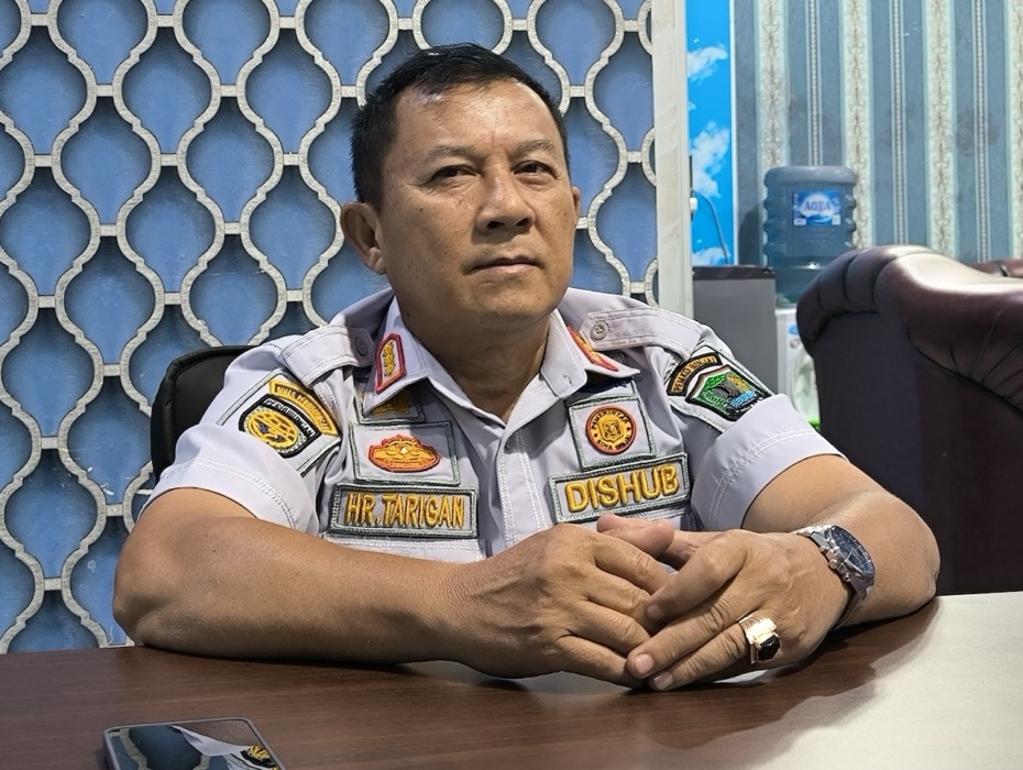 WAWANCARA: Kadishub Binjai Harimin Tarigan saat diwawancarai di kantornya. (Teddy Akbari/Sumut Pos)