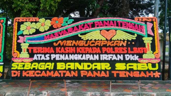 Kirimkan Papan Bunga PAPAN BUNGA: Masyarakat Kecamatan Panai Tengah mengirimkan papan bunga ke Mapolres Labuhanbatu sebagai ucapan terima kasih keberhasilan Polres Labuhanbatu menangkap terduga BD sabu. (fajar)